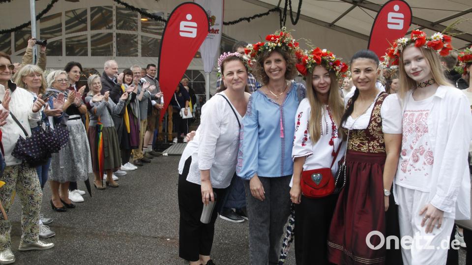 Auch die ukrainischen Mitglieder des Vereins "Neue Heimat Schwandorf" reihen sich in den Festzug ein und werden von den Ehrengästen mit Beifall begrüßt. Die Damen tragen bewusst bayerische und ukrainische Tracht als Zeichen der Völkerverständigung. Bild: Hirsch