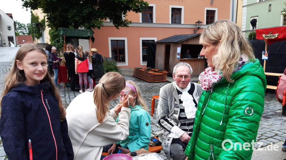 Theater in mehrfacher Form ist beim dreitägigen Fest angesagt. Da lassen sich die jungen Besucher auch gerne selber schminken. Bild: lg