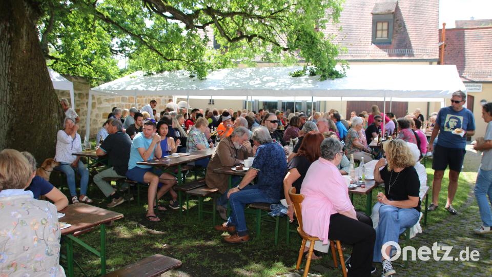 Über 400 Gäste besuchen das Backofenfest des Heimatvereins. Bild: sne