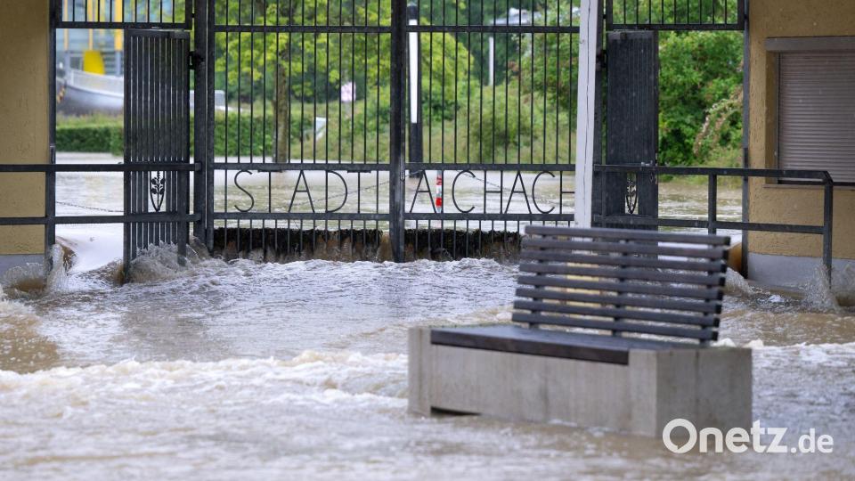 Der Eingang des Freibads im Ortskern von Aichach (Schwaben) ist überflutet. Bild: Sven Hoppe/dpa