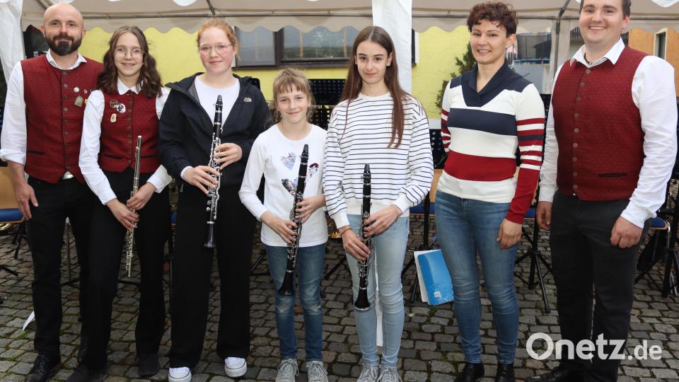 Dirigent Miroslav Zgrzendek (von links), die geehrten Nachwuchsmusikerinnen sowie Musikpädagogin Stephanie Jung und Erster Vorsitzender Sebastian Zapf Bild: mrr