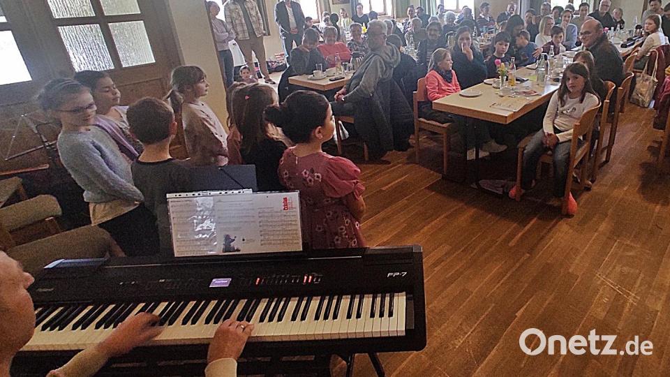 Viele Besucher folgen der Einladung der Gemeinde zum bunten Nachmittag in den Pfarrsaal Bild: lgc