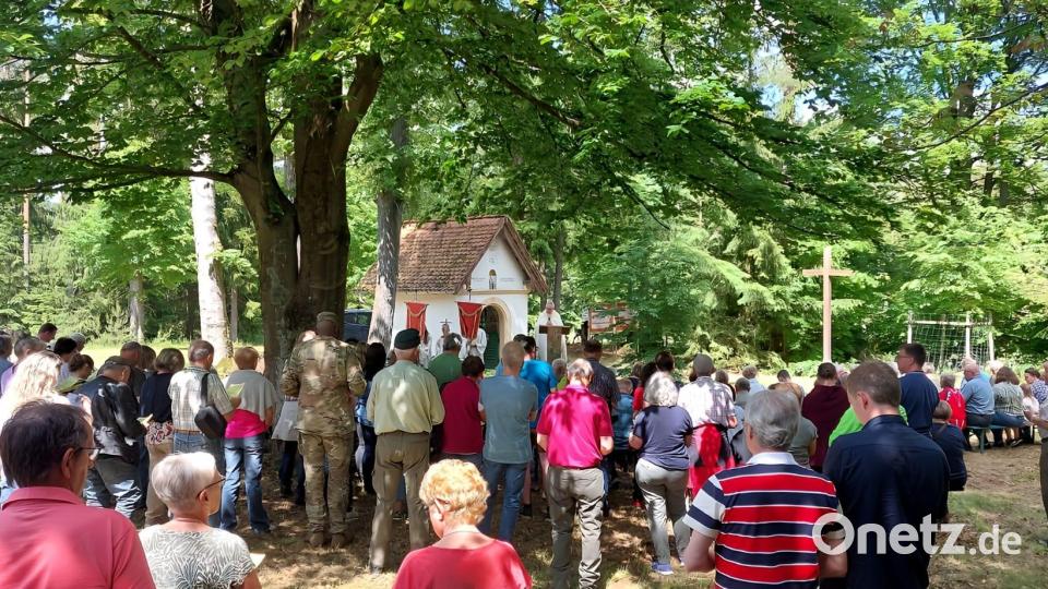 Einmal im Jahr ist das Sperrgebiet des Truppenübungsplatzes für die Wallfahrtsteilnehmer zugänglich. An der Wolfschützenkapelle im Revier Tanzfleck versammeln sich die Gläubigen zum Gebet. Bild: rha
