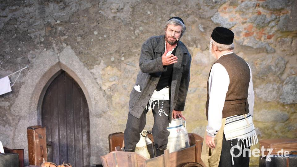 Milchmann Tevje (Sebastian Hölz) hadert mit dem Tratsch der Leute. Bild: Tobias Schwarzmeier