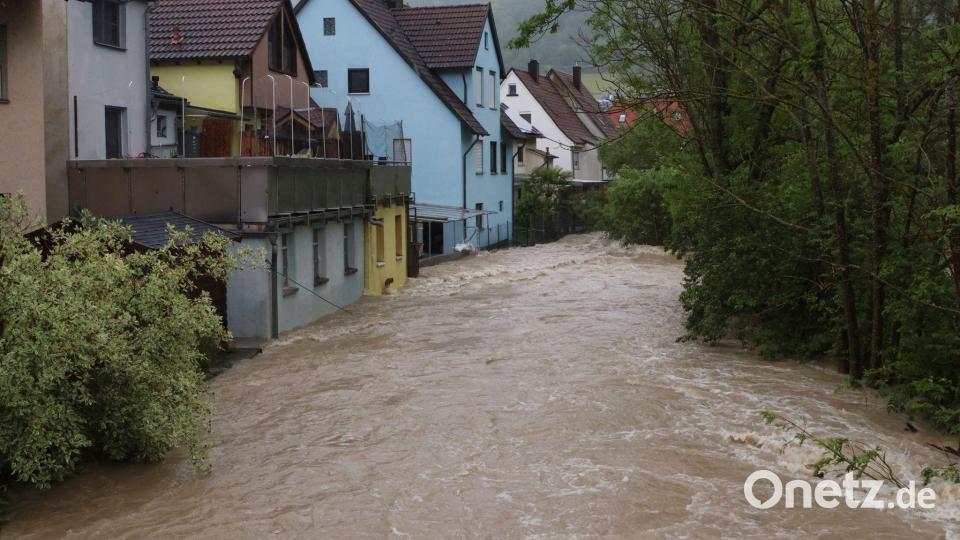 Starke Regenfälle haben in der Ortschaft Hausen bei Bad Ditzenbach im Landkreis Göppingen die Fils über die Ufer treten lassen. Bild: Markus Zechbauer/Zema Medien/dpa