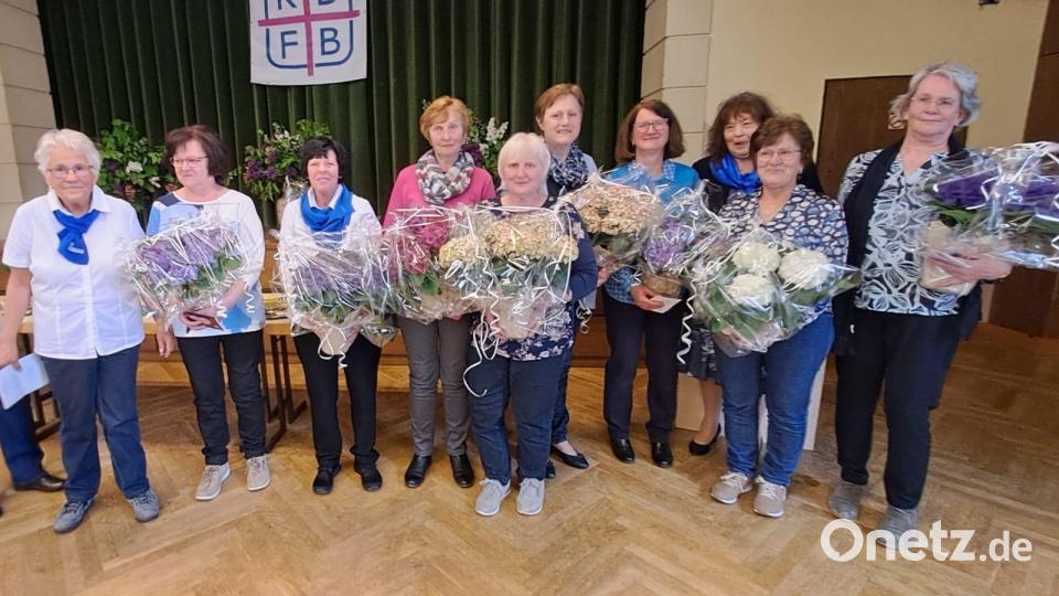 Zahlreiche langjährige Mitglieder zeichnete der Frauenbund Mitterteich aus. Bild: KDFB Mitterteich/exb