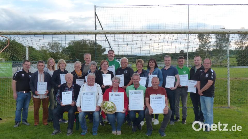 Anlässlich des 75-jährigen Bestehens werden beim SV Kohlberg-Röthenbach auch neue Ehrenmitglieder ernannt. Viele langjährige Mitglieder freuen sich über eine Auszeichnung. Bild: hme