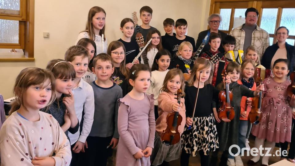 25 kleine Musiktalente der Musikschule Vierstädtedreieck bekommen für ihre Darbietungen viel Applaus. Bild: lgc