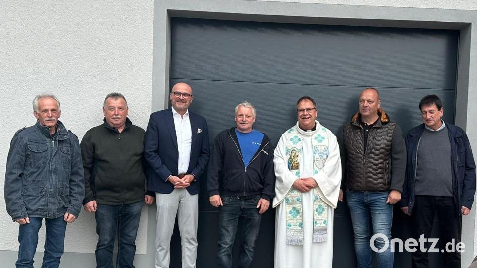 Kommandant Hans Plößl, Kreisbrandmeister Konrad Hoch, Bürgermeister Maximilian Beer, Vorsitzender Josef Meier, Pfarrer Markus Urban, Helmut Seebauer und Planer Albert Alt freuen sich über den gelungenen Anbau. Bild: Elke Meier/exb