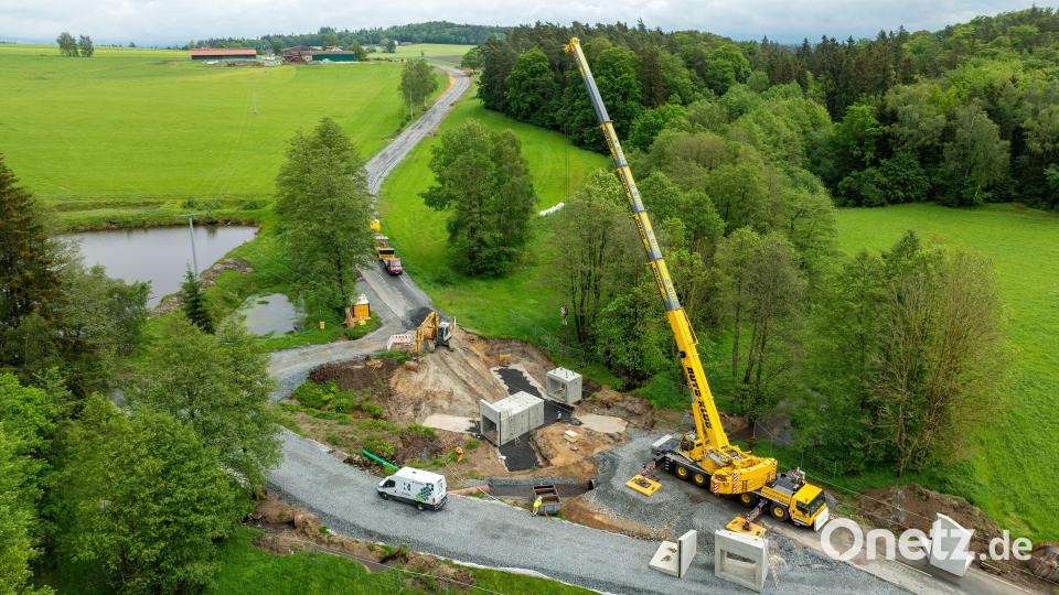 Bei den Straßenbauarbeiten zwischen Voitenthan und Friedenfels wird auch die Brücke erneuert. Bild: Staatliches Bauamt Amberg-Sulzbach/exb