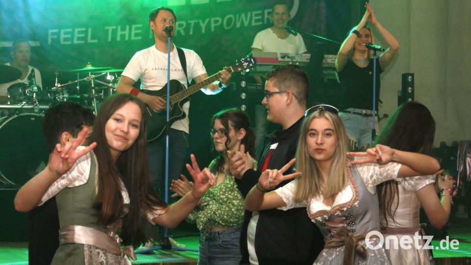 Ein paar wenige Jugendliche feiern die Eröffnung des Schwandorfer Volksfestes am Freitag mit der Partyband "Highline". Bild: Hirsch