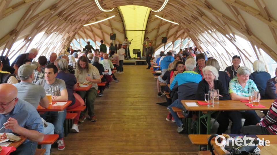 Im Trockenen feiern die Besucher das Zoiglfest der Altenstädter SPD. Bild: adj