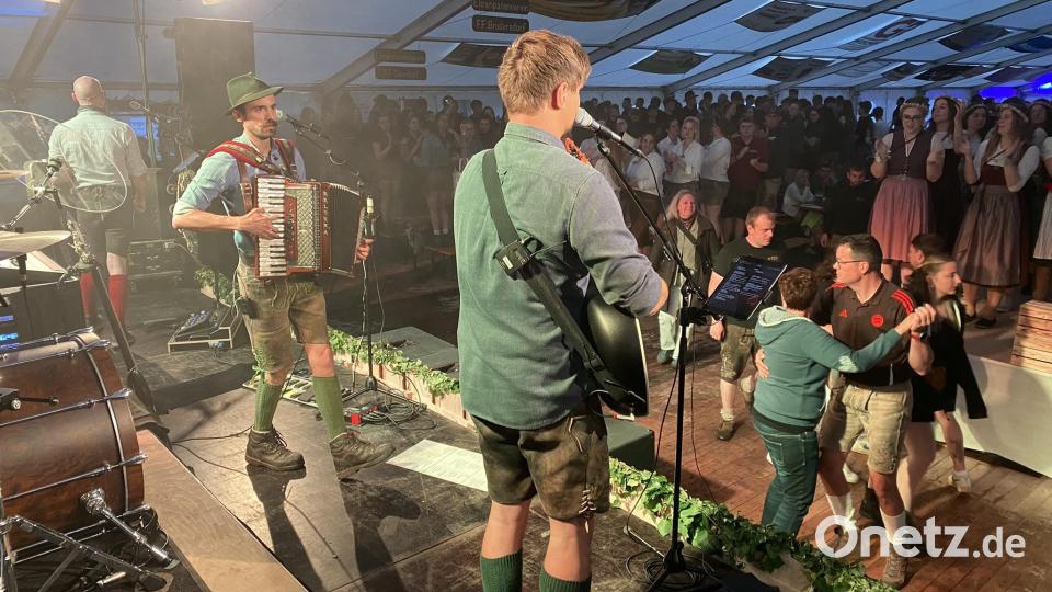 Für den perfekten ersten Partyabend zum Neusather Feuerwehrjubiläum sorgte die Band &quot;Grögötz Weißbir&quot;. Bild: aub