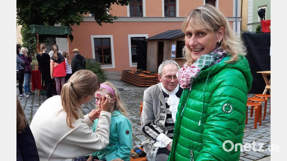 Theater in mehrfacher Form ist beim dreitägigen Fest angesagt. Da lassen sich die jungen Besucher auch gerne selber schminken. Bild: lg