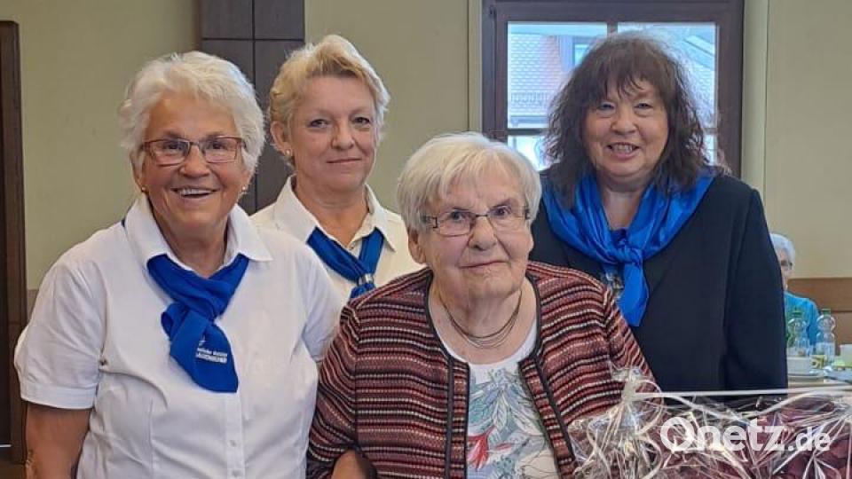 Gertraud Fleißner (Zweite von rechts) ist seit 60 Jahren beim Frauenbund Mitterteich. Bild: KDFB Mitterteich/exb