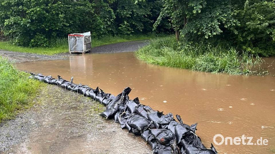 Mit Sandsäcken versuchen die Einsatzkräfte das aufgestaute Wasser zurückzuhalten, wie hier an Fronleichnam. Bild: Feuerwehr Floß/exb