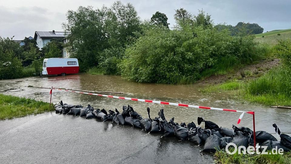 Mit Sandsäcken versuchen die Einsatzkräfte das aufgestaute Wasser zurückzuhalten, wie hier an Fronleichnam. Bild: Feuerwehr Floß/exb