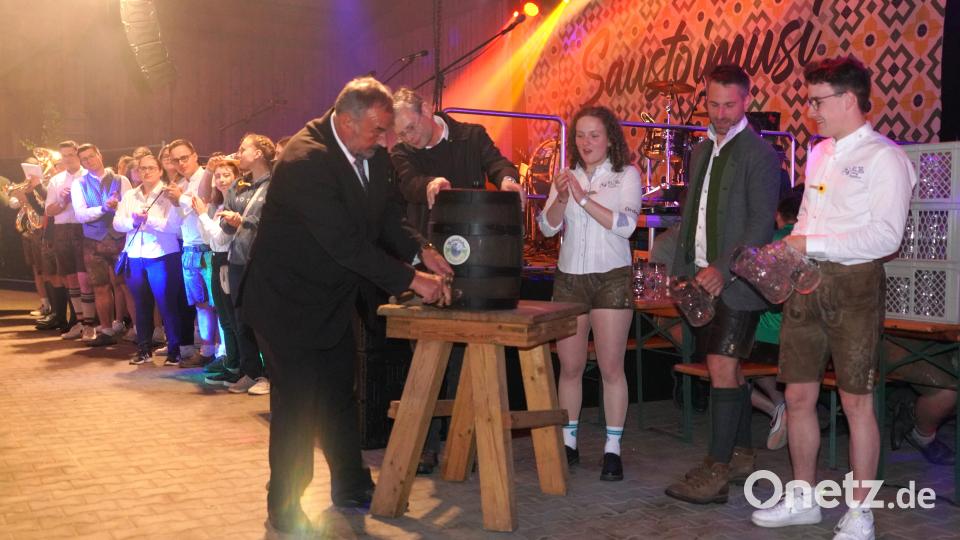 Bürgrmeister Josef Beimler (links) und Pfarrer Norbert Götz sind bei der KLJB-Sommerwiesn ein eingespieltes &quot;Anzapfteam&quot;. Mit dabei die KLJB - Vorsitzenden Dorothee Pleyer (Mitte) und Simon Schwab (rechts) und Bierbrauer Ulrich Scheuerer aus Moosbach. Bild: fvo