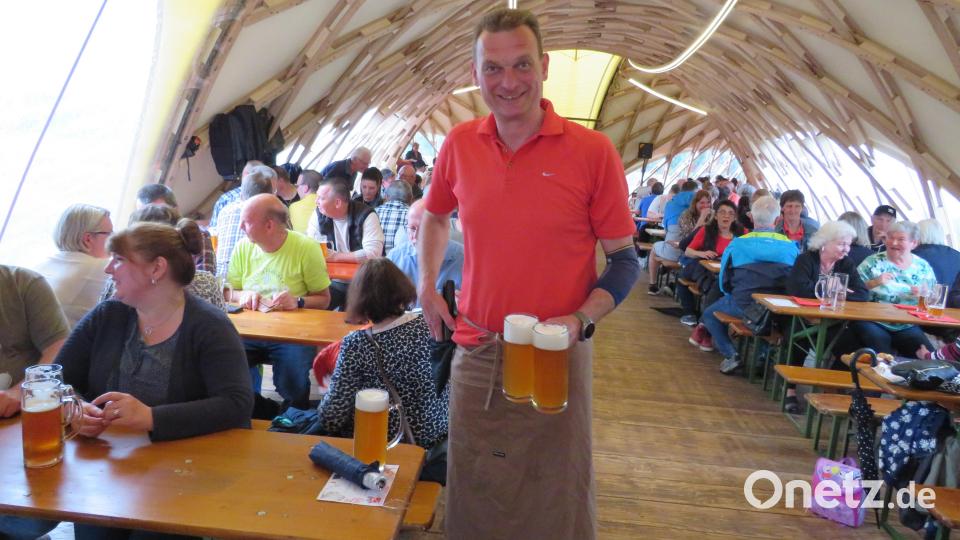 Bürgermeister Ernst Schicketanz kümmert sich um die Gäste. Bild: adj