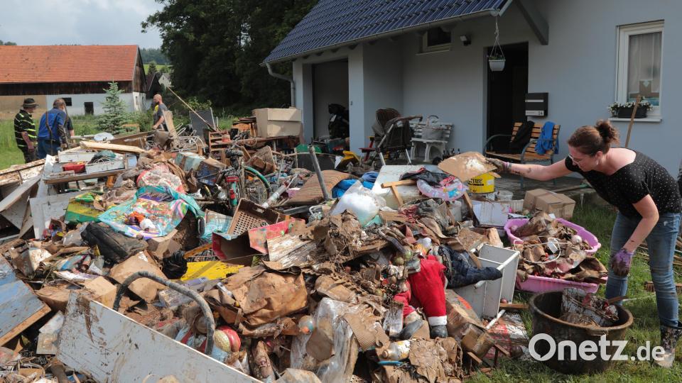 Unterschalkenbach nach der Flut. Die Hilfsbereitschaft ist groß. Alle packen mit an. Bild: Wolfgang Steinbacher
