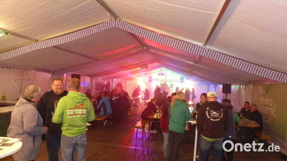 Im Festzelt gab es mehr stehende als sitzende Besucher. Bild: hme