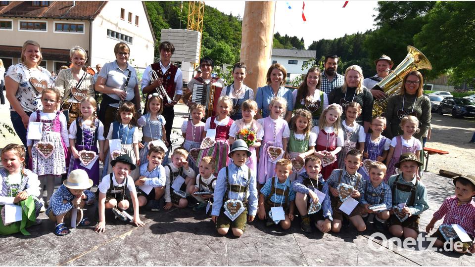 Alle Paare, die Betreuerinnen und die Kirchenreinbacher Spitzboum sind zum Gruppenbild versammelt. Bild: no