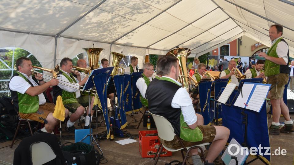 &quot;Die Schlossberger&quot; aus Eslarn spielten beim Rathaus auf. Bild: dob