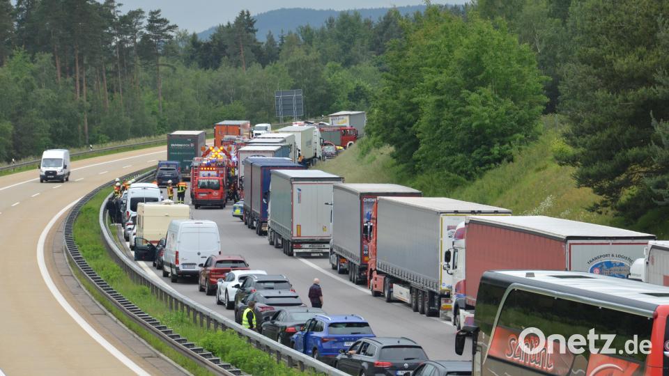 Bei einem schweren LKW-Unfall wurde ein Fahrer schwerstverletzt und es entstand ein Sachschaden in Höhe von mehr als 40.000 Euro. Es bildete sich ein langer Rückstau in Richtung Tschechien. Bild: dob