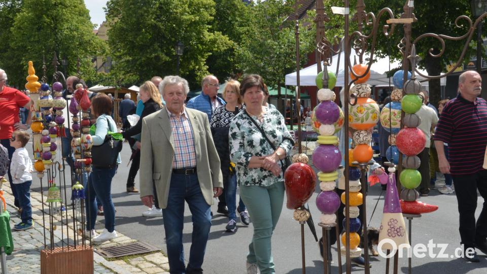 Die Sonne machte den Bummel durch die Festmeile mit ihren vielen Ständen zum Vergnügen. Bild: dob
