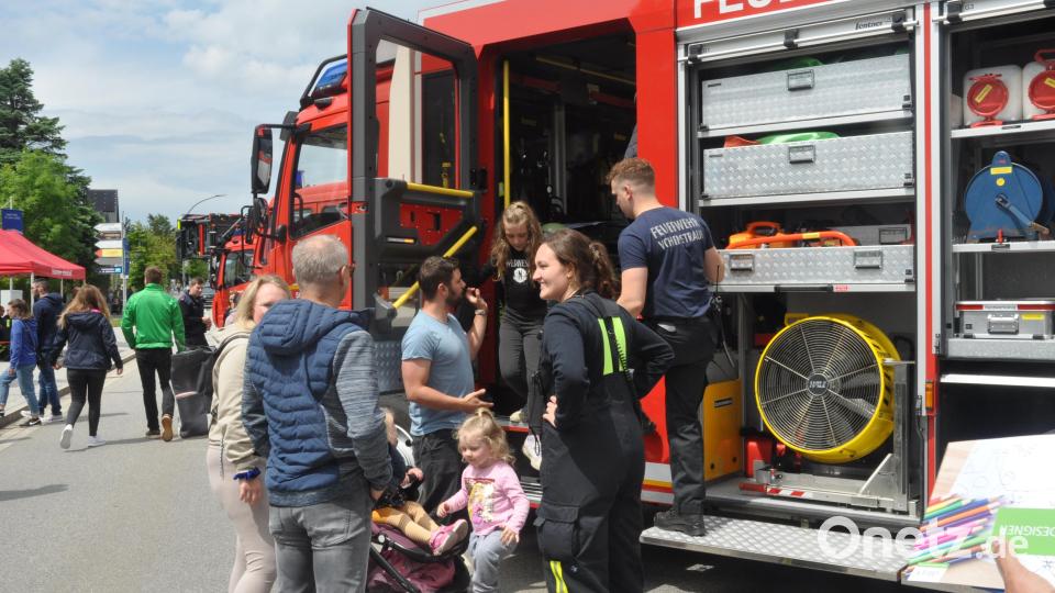 Bei der Feuerwehr schauen alle Kinder gerne vorbei. Bild: dob