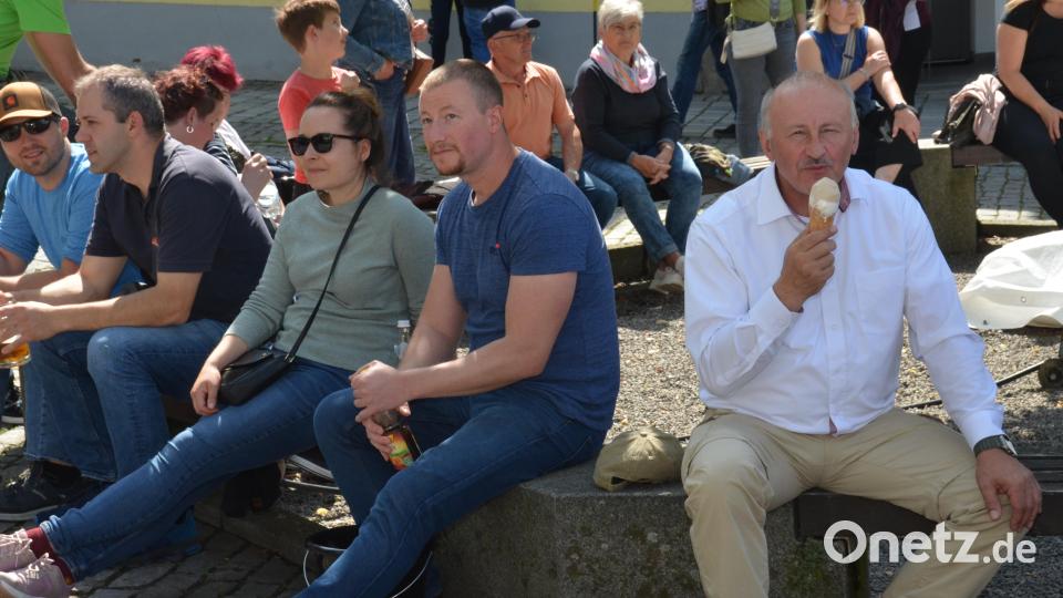 Überall ließen sich die Besucher nieder. Alfred Arnold schleckt eine kühle Erfrischung. Bild: dob