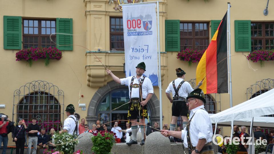 Die &quot;Sechs Lilien&quot; aus Kastl schnalzten mit ihren Goisln und gaben ein zauberhaftes Bild ab. Bild: dob