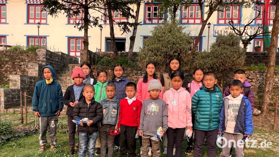Ein Teil der Patenkinder aus der Umgebung von Lukla, die der Hirschbacher Verein unterstützt. Bild: Licht für Kinder e.V./exb