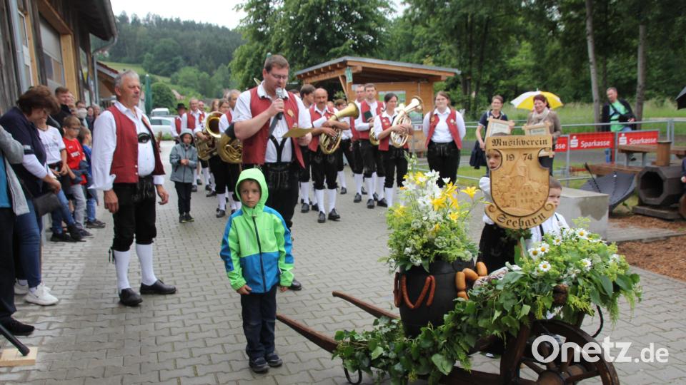 Auch ein Fass Bier und eine Brotzeit bringen die Bittsteller mit. Bild: frd