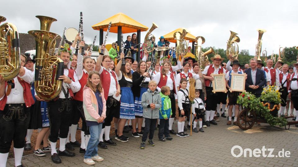 Nach bestandenen Prüfungen und nach Austausch der Ehrenpatenschaftsurkunden ist der Pakt für das Fest im August besiegelt und es kann gefeiert werden. Bild: frd