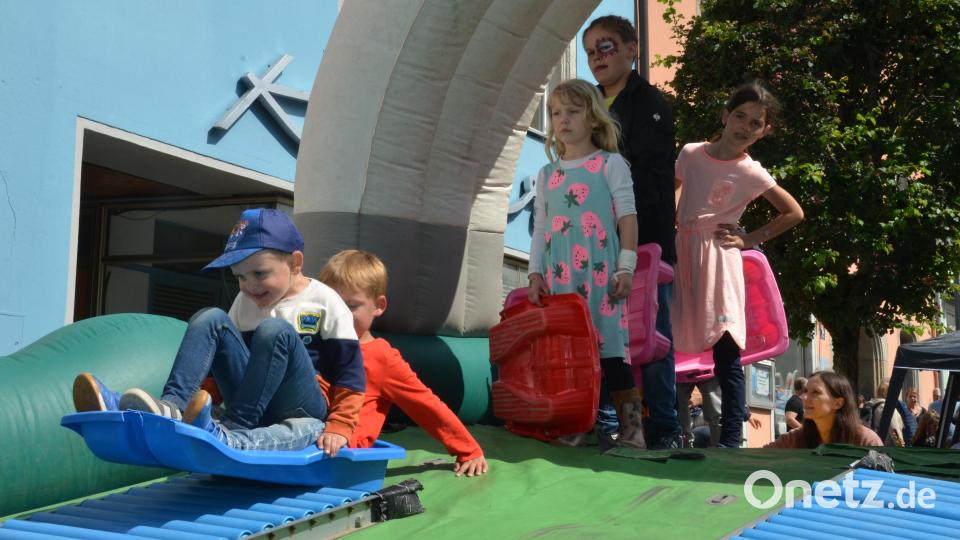 Der Bauernmarkt, das Schlossfest und die autofreie Spielstadt wurden in das Jubiläumsfest &quot;900 Jahre Stadt Vohenstrauß&quot; eingebettet und ein Riesenerfolg. Rund 15.000 Besucher schätzte Bürgermeister Andreas Wutzlhofer sollen es wohl gewesen sein, die an diesem Tag in die Pfalzgrafenstadt kamen. Bild: dob