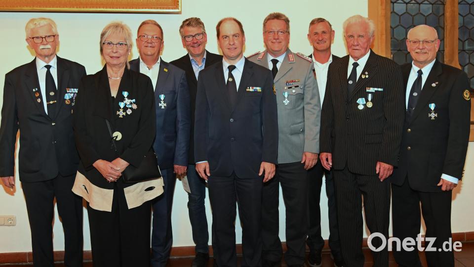 Ehrungen für langjährige und verdiente Mitglieder der Militärkameradschaft Amberg (von links): Vorsitzender Franz Kölbl, Gabriele Wennecke, Martin Preuß, Anton Bruckmüller, BKV-Präsident Otmar Krumpholz, Stefan Perl, Reinhard Goger, Peter Kist und Bernhard Exner. Bild: gf