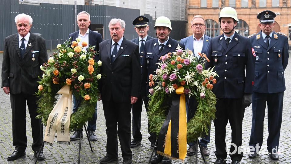 Die Militärkameradschaft Amberg und die Stadt Amberg legten am Kriegerdenkmal Kränze nieder. Bild: gf