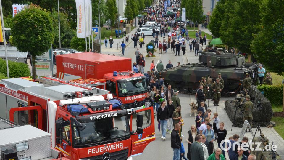 Der Bauernmarkt, das Schlossfest und die autofreie Spielstadt wurden in das Jubiläumsfest &quot;900 Jahre Stadt Vohenstrauß&quot; eingebettet und ein Riesenerfolg. Rund 15.000 Besucher schätzte Bürgermeister Andreas Wutzlhofer sollen es wohl gewesen sein, die an diesem Tag in die Pfalzgrafenstadt kamen. Bild: dob