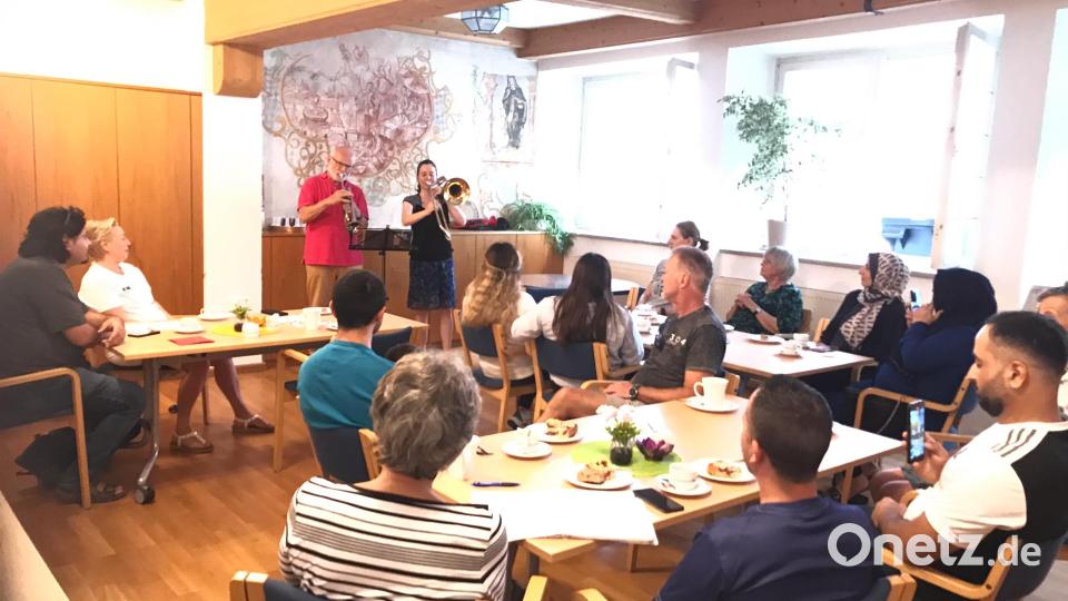 Das Sprachcafé "Café Farbenfroh" besteht in Weiden seit 2017. Bei Kaffee und Kuchen kommen Migranten und Einheimische ins Gespräch. Manchmal gibt es auch eine musikalische Einlage, wie hier vom svangelischen Posaunenchor. Bild: Stefanie Wildenrother