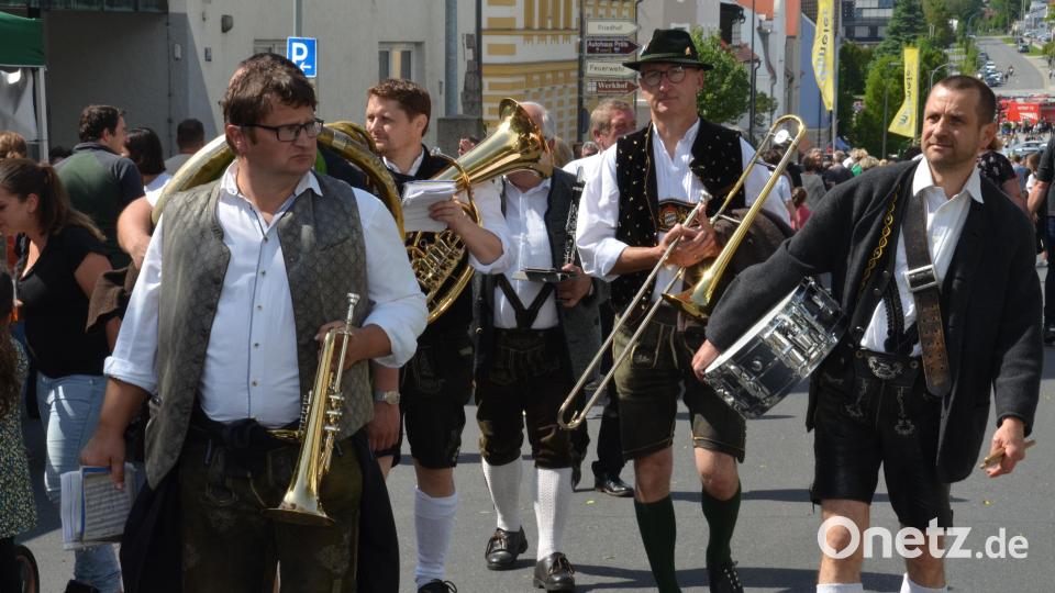 Die Gruppe &quot;Bayrisch Blech&quot; marschierte von einem Ort zum anderen, um die Gäste musikalisch zu unterhalten. Bild: dob