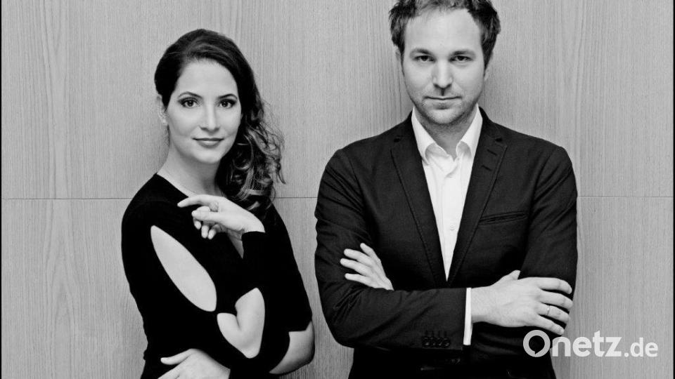 Das Klavierduo Gülru Ensari und Herbert Schuch bringt Strawinsky, Ravel und Brahms mit nach Amberg. Bild: Felix Broede/exb