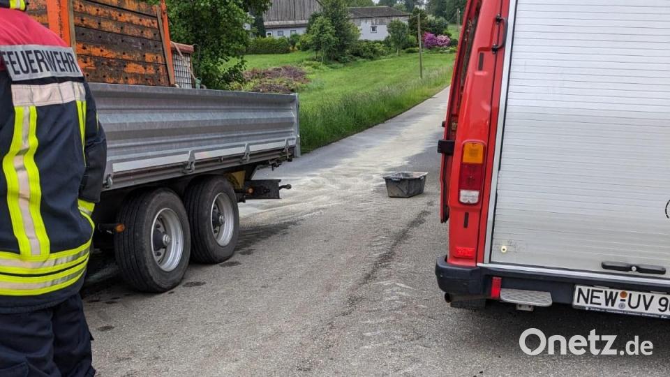 Rund 100 Liter Hydrauliköl verlor ein Traktor in der Wolfsbühlstraße in Oberlind. Viel Arbeit für die Einsatzkräfte. Das Erdreich musste komplett ausgebaggert und entsorgt werden. Bild: dob