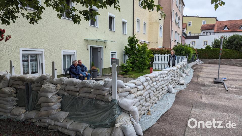 Familie Folger und Schmid hat den Hauseingang in der Werftstraße in Regensburg mit einem hüfthohen Damm gesichert. Bild: Franz Nopper