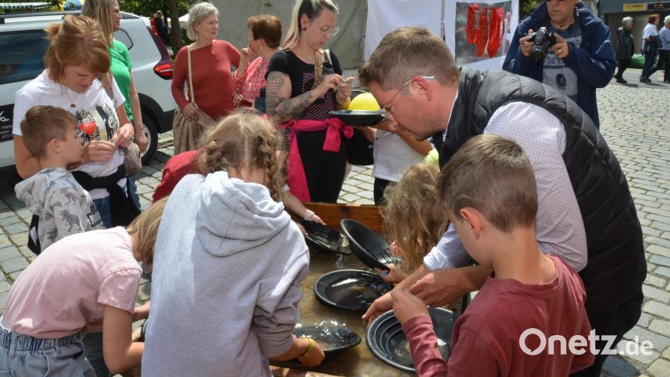 Goldwaschen ist auch bei den Kindern heiß begehrt. Bild: dob