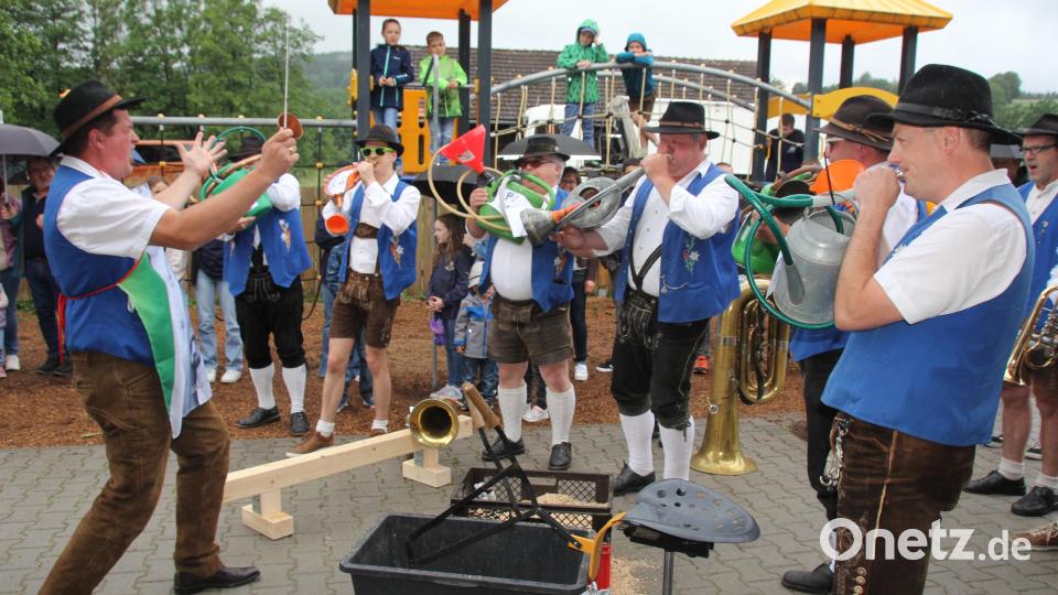 Auch mit Gießkannen kann man Musik machen. Das wird beim Patenbitten des Musikvereins Seebarn in Pertolzhofen deutlich. Bild: frd