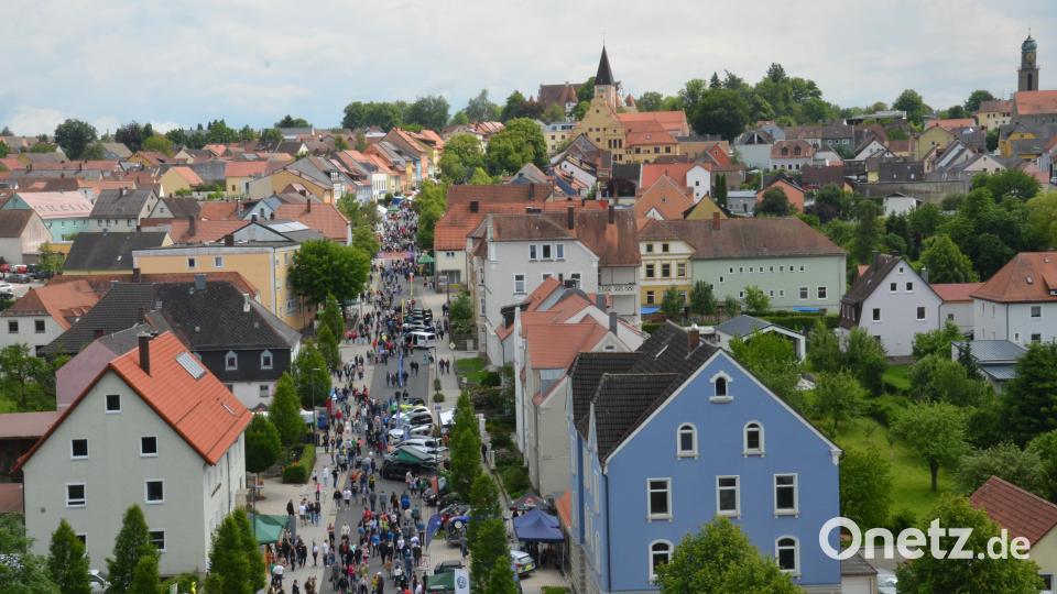 Der Bauernmarkt, das Schlossfest und die autofreie Spielstadt wurden in das Jubiläumsfest &quot;900 Jahre Stadt Vohenstrauß&quot; eingebettet und ein Riesenerfolg. Rund 15.000 Besucher schätzte Bürgermeister Andreas Wutzlhofer sollen es wohl gewesen sein, die an diesem Tag in die Pfalzgrafenstadt kamen. Bild: dob