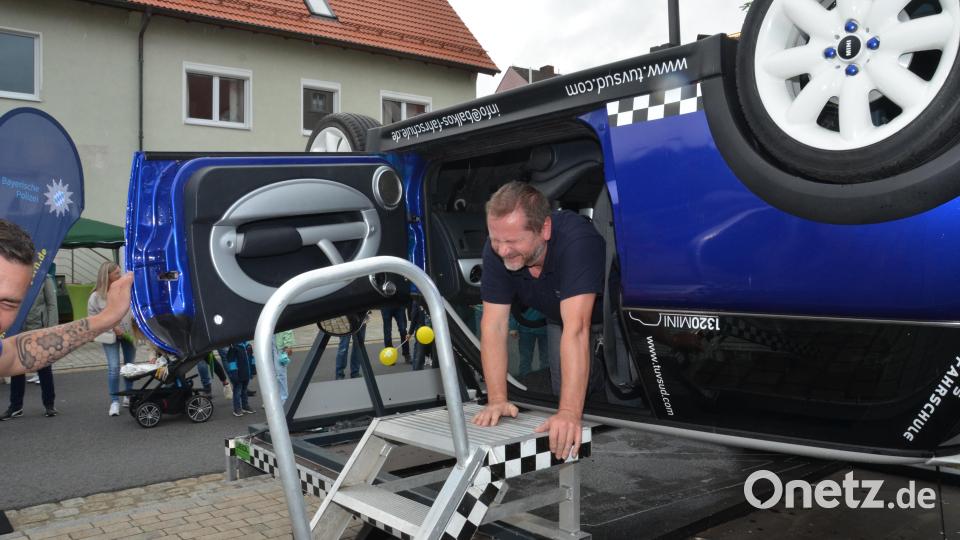Carsten Schaller kriecht aus &quot;Balko&#039;s&quot; Überschlagsimulator. Bild: dob