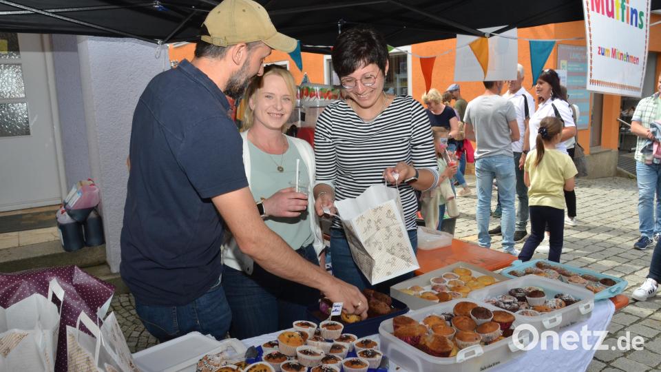 Muffins zum Mitnehmen priesen die Elternbeiräte der Grundschule an. Bild: dob