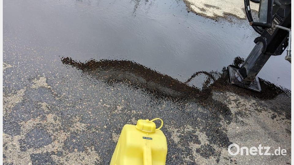 Rund 100 Liter Hydrauliköl verlor ein Traktor in der Wolfsbühlstraße in Oberlind. Viel Arbeit für die Einsatzkräfte. Bild: dob